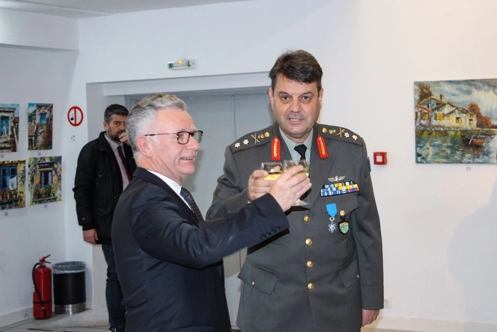 Τα παράξενα των Κρίσεων: Εμείς τον αποστρατεύσαμε και ο Πρόεδρος της Γαλλίας του απένειμε το Μετάλλιο της Τιμής & της Αξίας